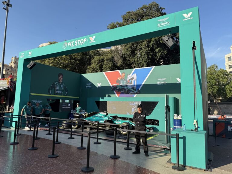 Stand de Aston Martin en Plaça Catalunya Barcelona