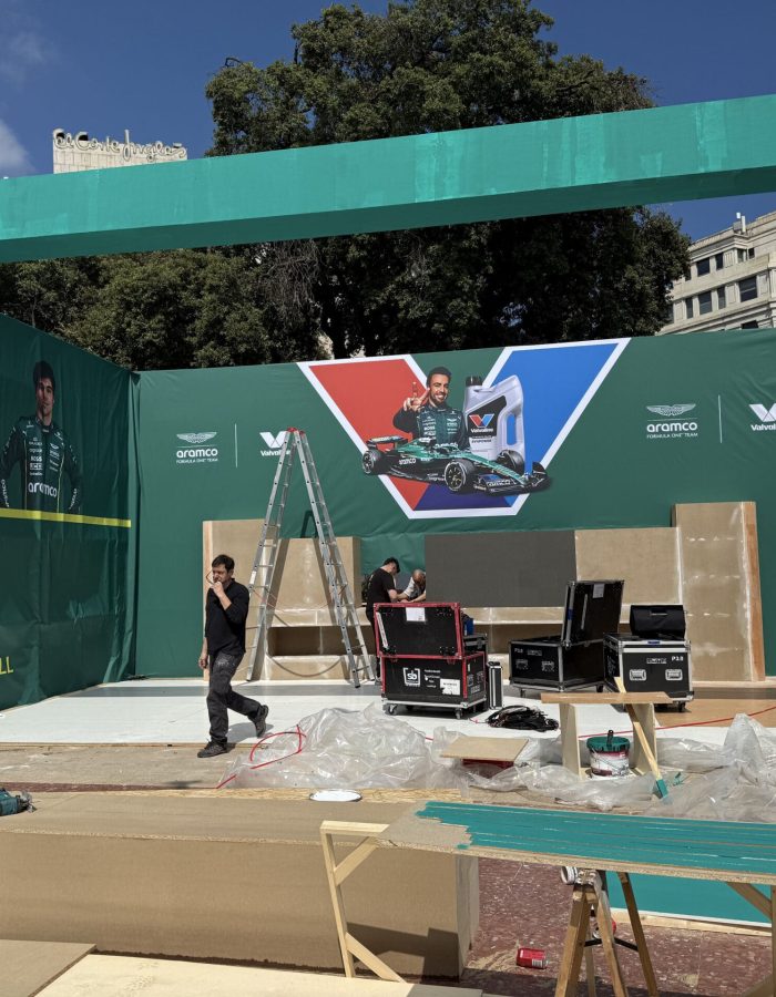 Montaje del stand de Aston Martin para la F1 Fan Zone